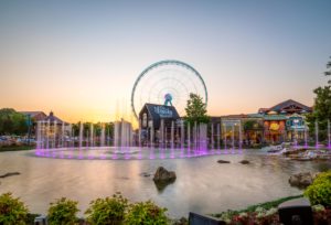 在海岛展示喷泉前面的日落