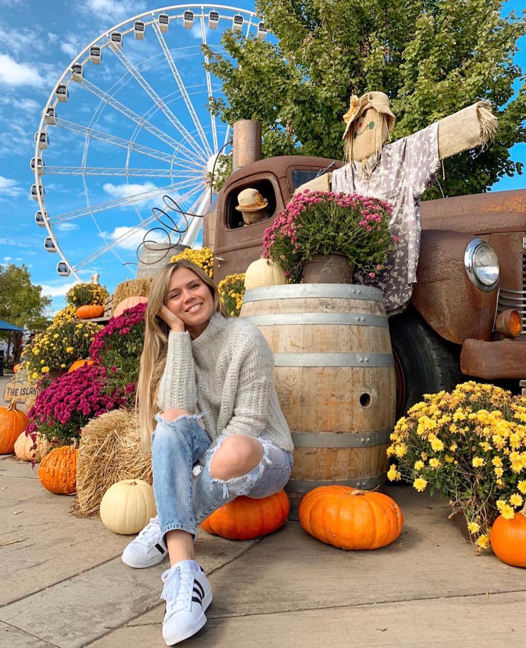 穿着有秋天装饰的毛衣的女孩